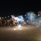 Un divertente spettacolo di un bravo artista di strada thumbnail